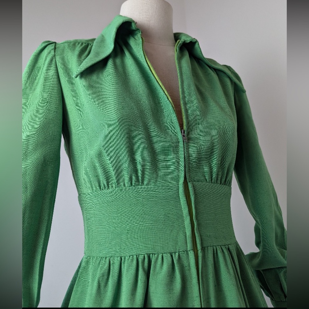 Pristine 1970s Wallis Dagger Collar Dress (a gorgeous green!) - Picture 6 of 9